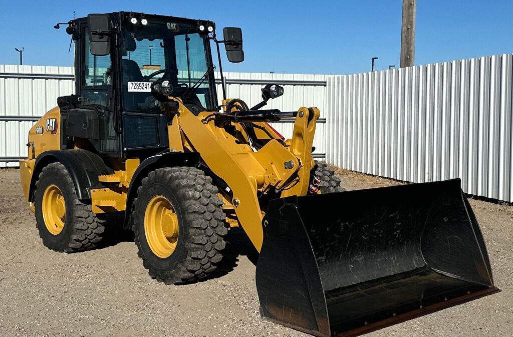 2023 Caterpillar 908